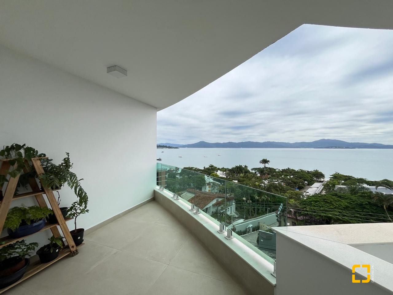 Apartamento com 280m², 4 quartos (sendo 4 suítes), 4 garagens, no bairro Canasvieiras em Florianópolis