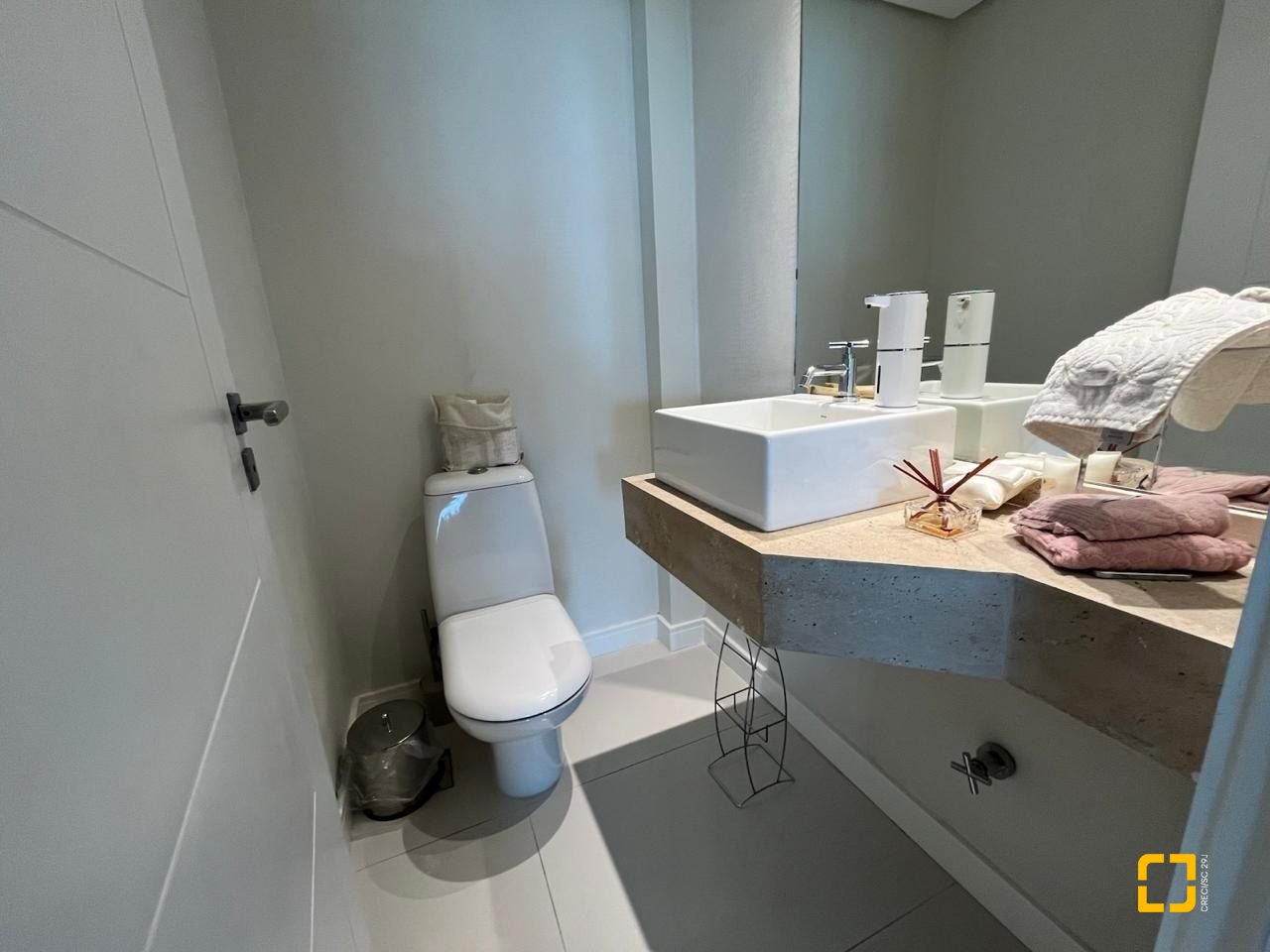 Apartamento com 280m², 4 quartos (sendo 4 suítes), 4 garagens, no bairro Canasvieiras em Florianópolis