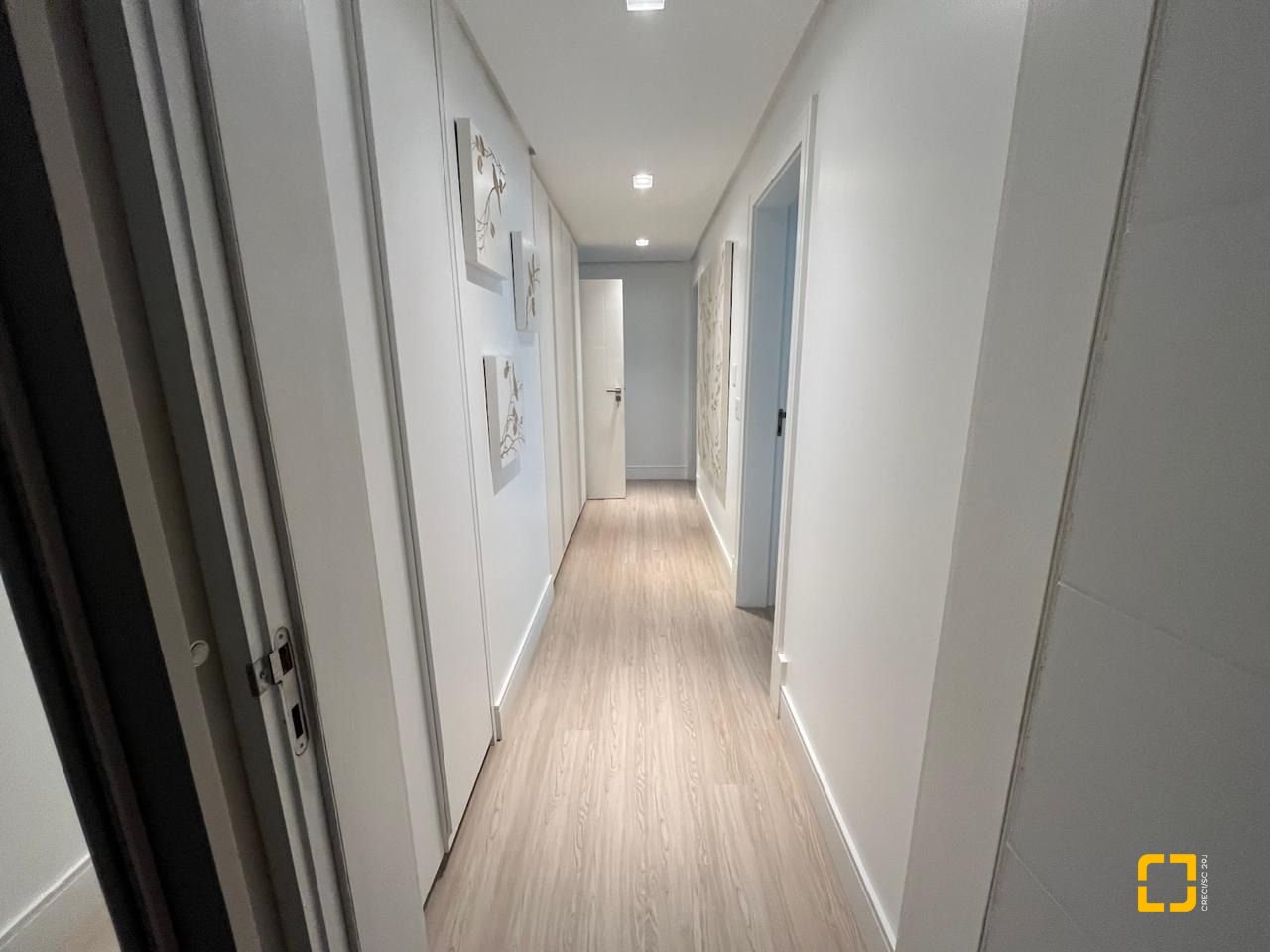 Apartamento com 280m², 4 quartos (sendo 4 suítes), 4 garagens, no bairro Canasvieiras em Florianópolis