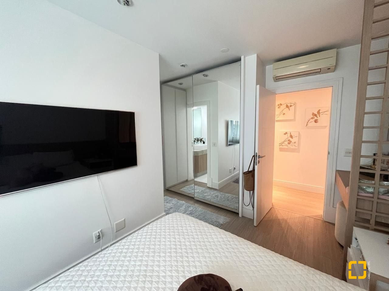 Apartamento com 280m², 4 quartos (sendo 4 suítes), 4 garagens, no bairro Canasvieiras em Florianópolis
