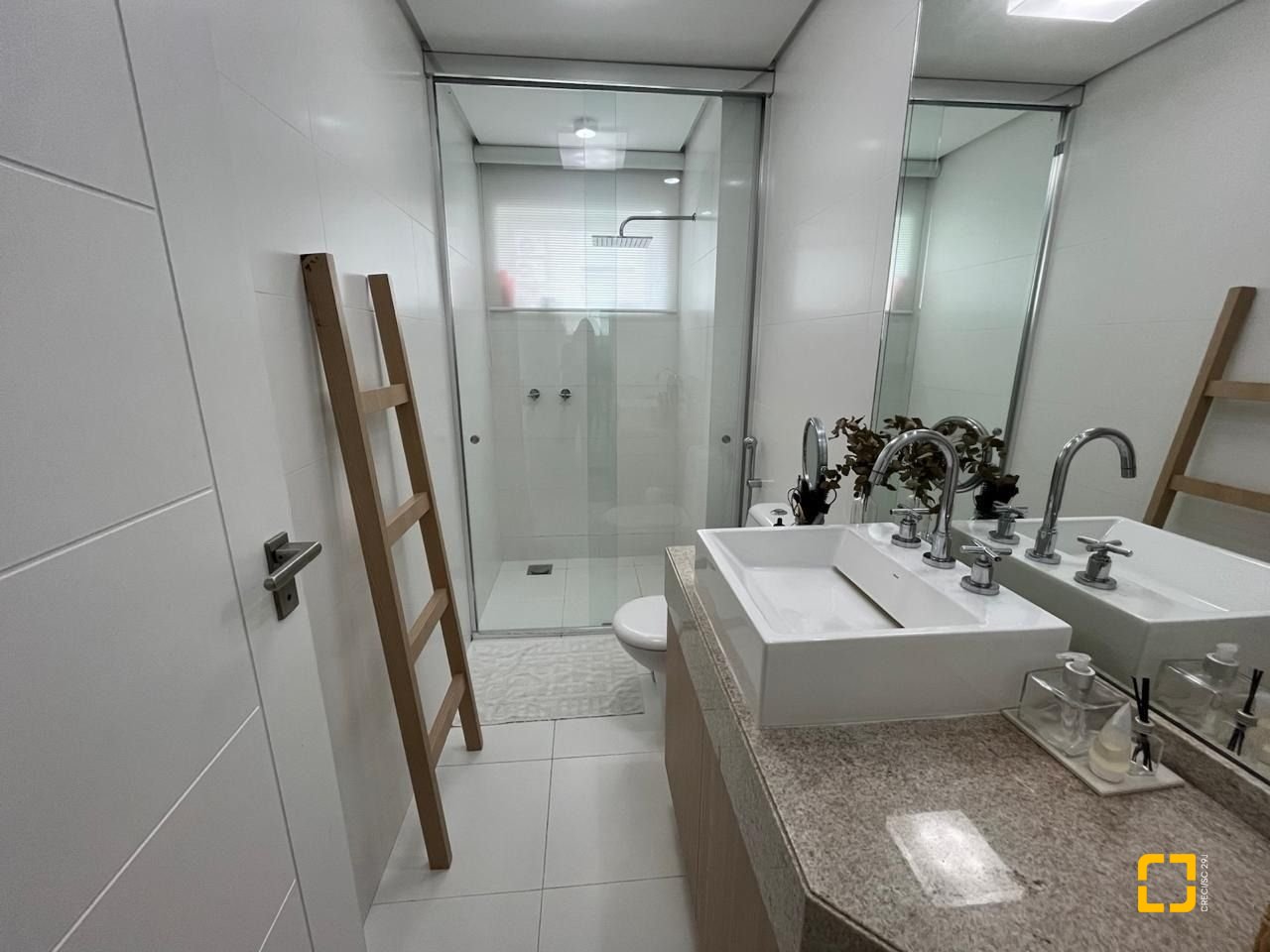 Apartamento com 280m², 4 quartos (sendo 4 suítes), 4 garagens, no bairro Canasvieiras em Florianópolis
