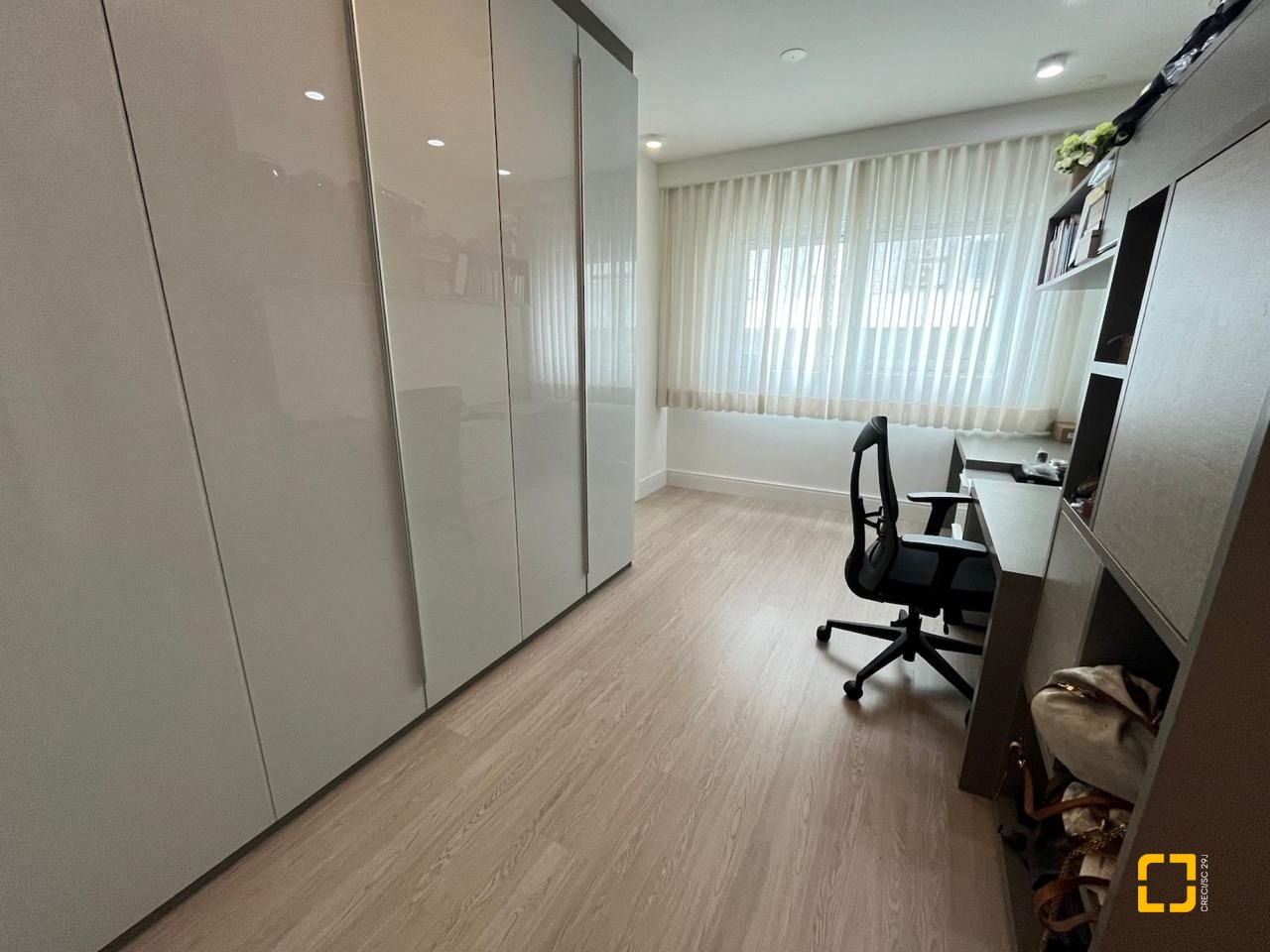 Apartamento com 280m², 4 quartos (sendo 4 suítes), 4 garagens, no bairro Canasvieiras em Florianópolis