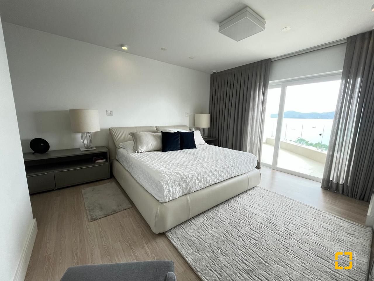 Apartamento com 280m², 4 quartos (sendo 4 suítes), 4 garagens, no bairro Canasvieiras em Florianópolis