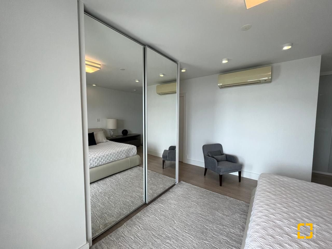Apartamento com 280m², 4 quartos (sendo 4 suítes), 4 garagens, no bairro Canasvieiras em Florianópolis