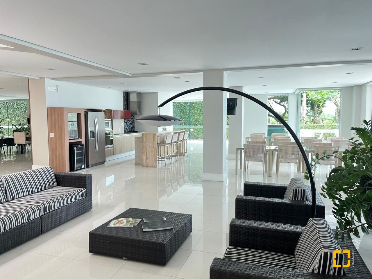 Apartamento com 280m², 4 quartos (sendo 4 suítes), 4 garagens, no bairro Canasvieiras em Florianópolis