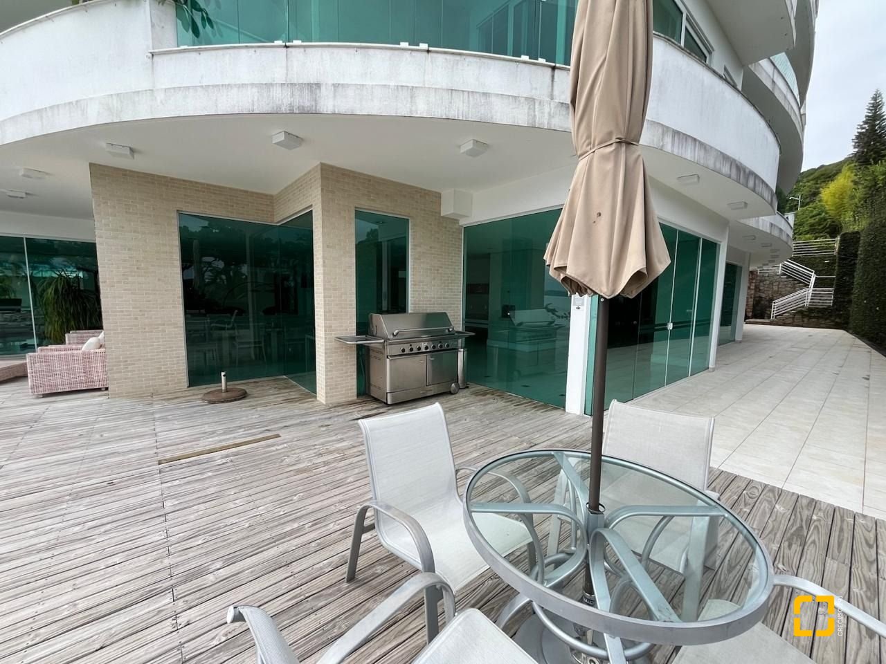 Apartamento com 280m², 4 quartos (sendo 4 suítes), 4 garagens, no bairro Canasvieiras em Florianópolis