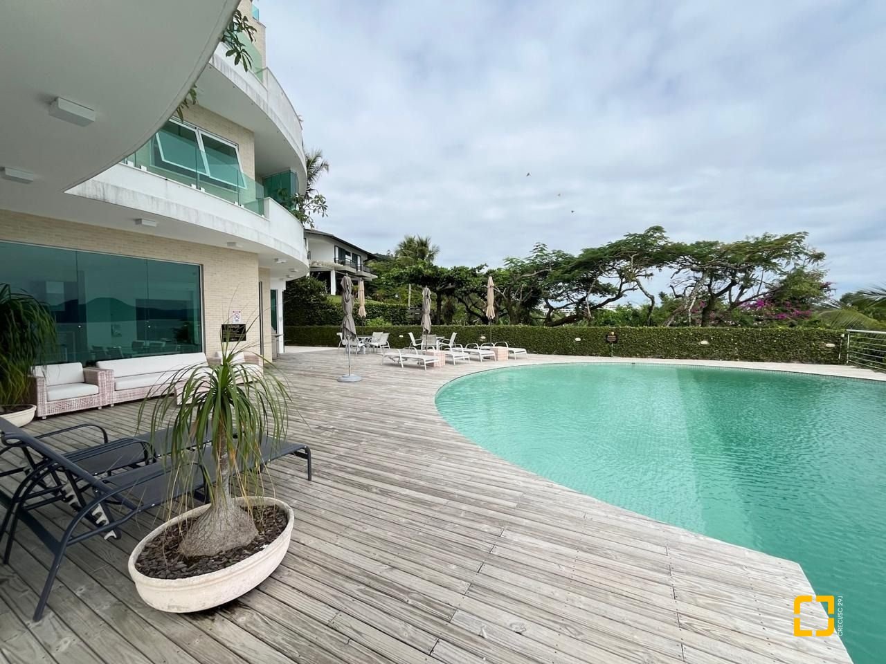 Apartamento com 280m², 4 quartos (sendo 4 suítes), 4 garagens, no bairro Canasvieiras em Florianópolis
