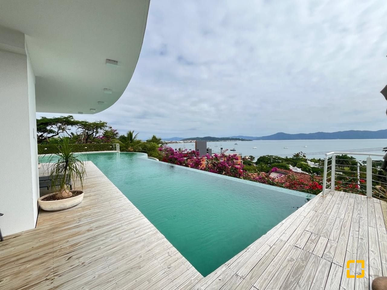 Apartamento com 280m², 4 quartos (sendo 4 suítes), 4 garagens, no bairro Canasvieiras em Florianópolis