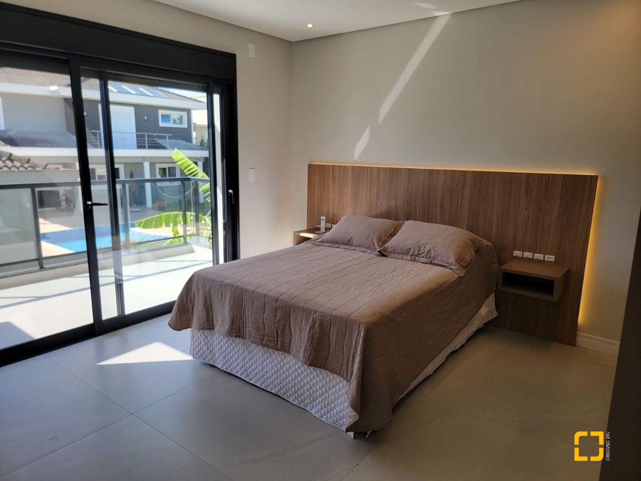 Casa com 217m², 6 quartos (sendo 3 suítes), 2 garagens, no bairro Cachoeira do Bom Jesus em Florianópolis