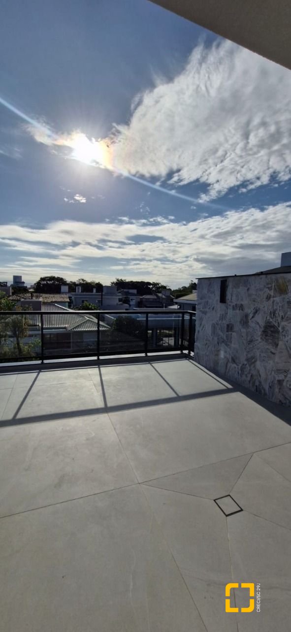 Casa com 217m², 6 quartos (sendo 3 suítes), 2 garagens, no bairro Cachoeira do Bom Jesus em Florianópolis