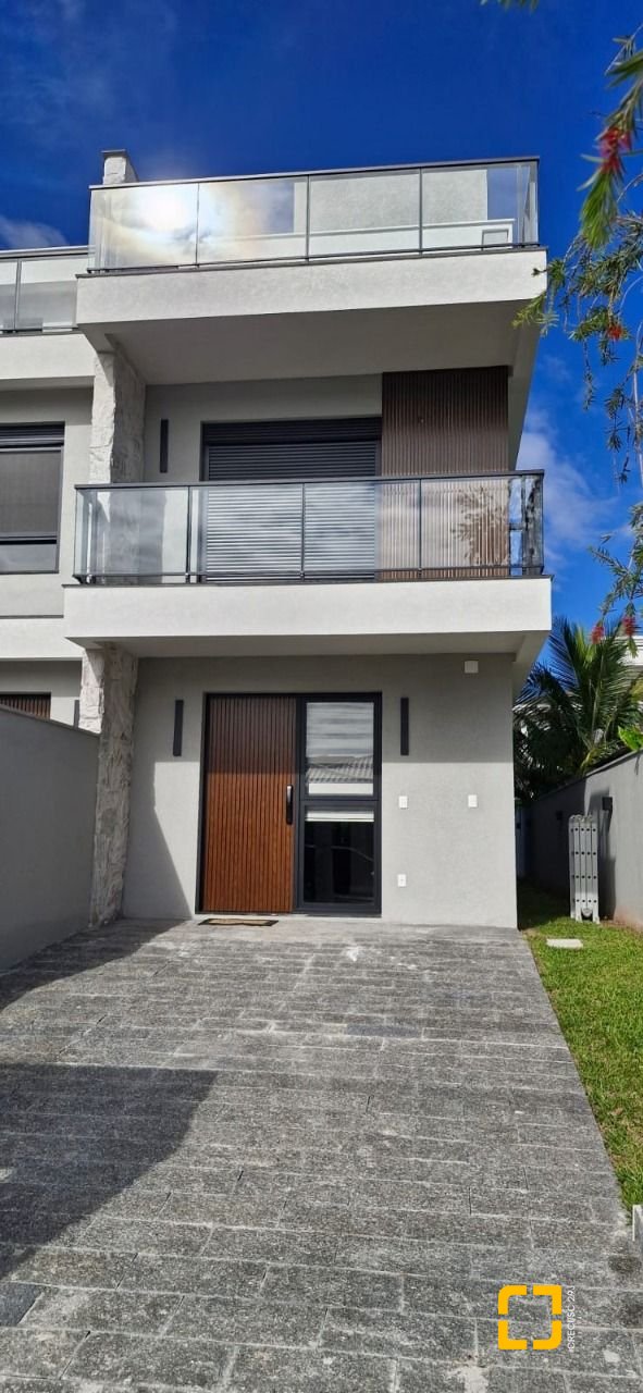 Casa com 217m², 6 quartos (sendo 3 suítes), 2 garagens, no bairro Cachoeira do Bom Jesus em Florianópolis