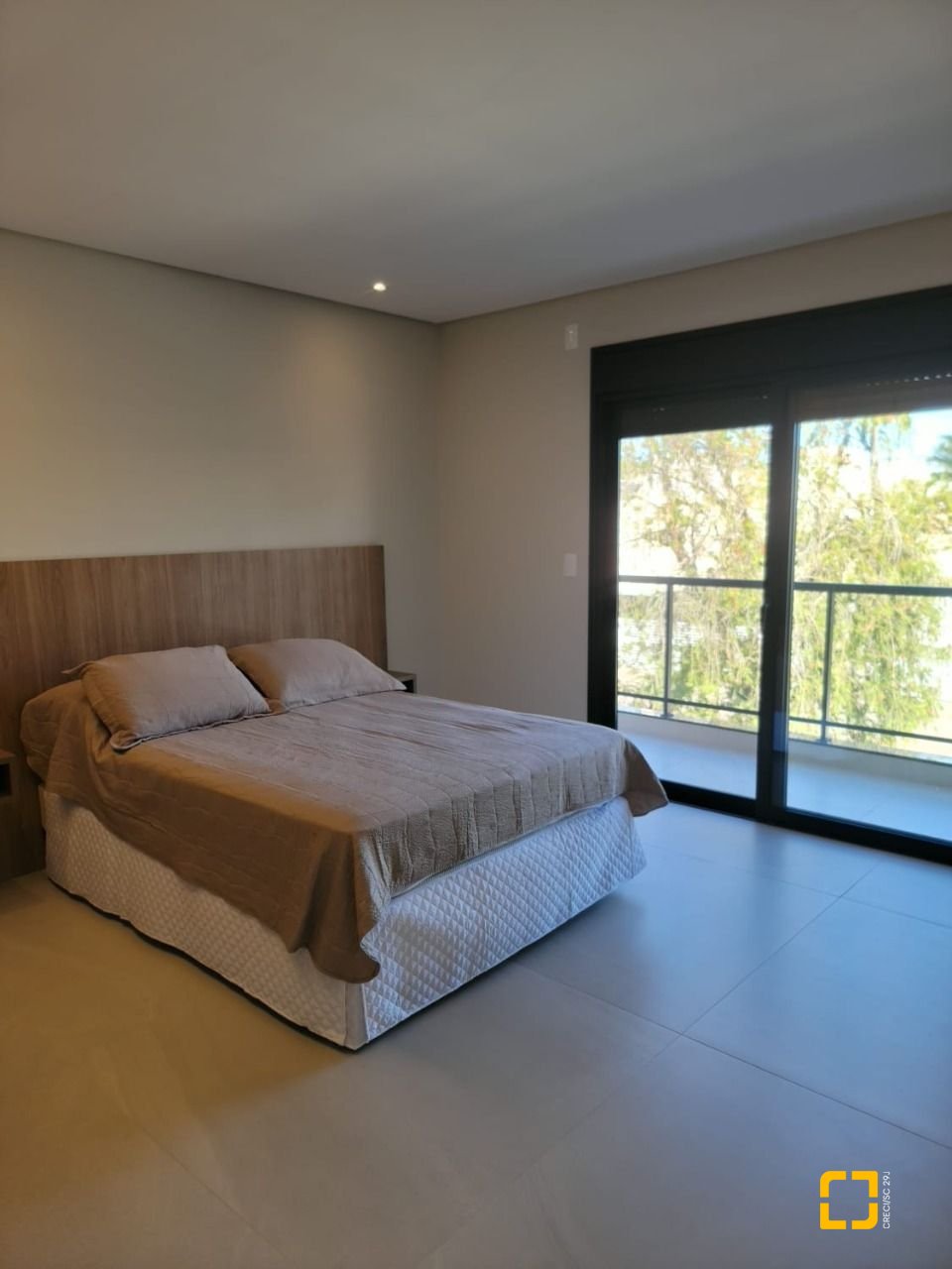 Casa com 217m², 6 quartos (sendo 3 suítes), 2 garagens, no bairro Cachoeira do Bom Jesus em Florianópolis