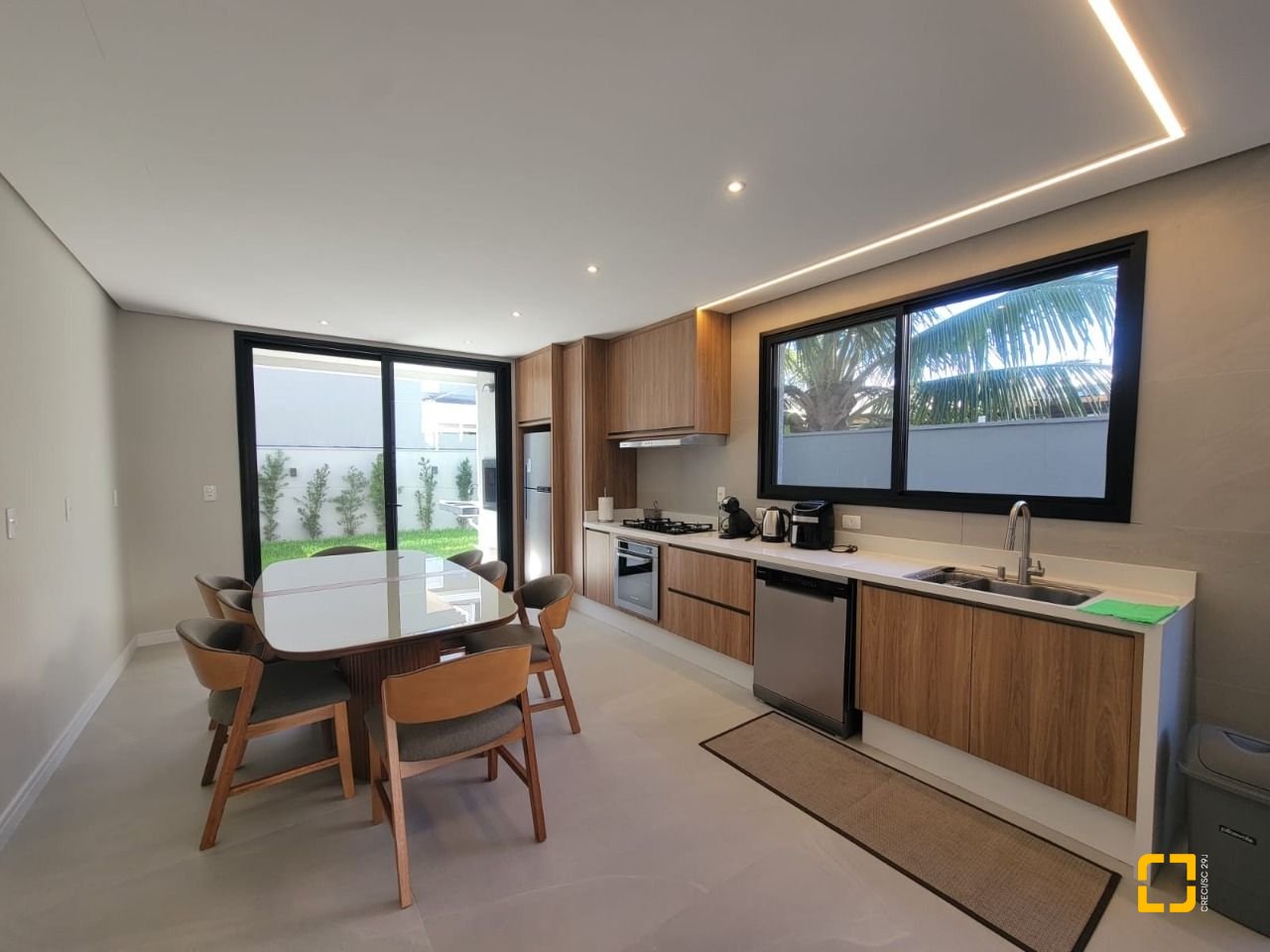 Casa com 217m², 6 quartos (sendo 3 suítes), 2 garagens, no bairro Cachoeira do Bom Jesus em Florianópolis