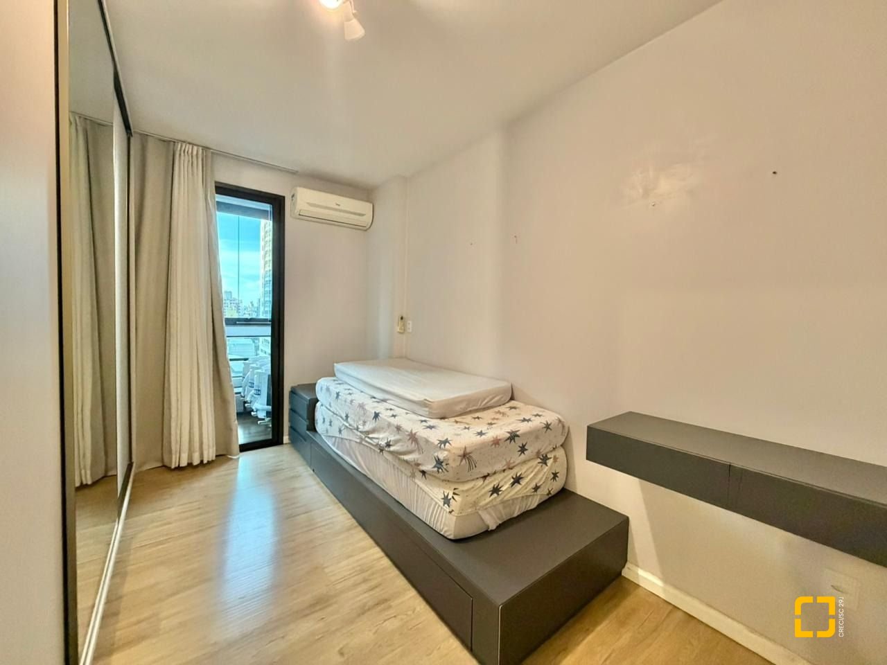 Apartamento com 146m², 5 quartos (sendo 1 suíte), 2 garagens, no bairro Centro em Florianópolis