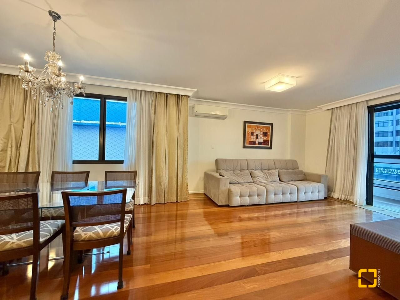 Apartamento com 146m², 5 quartos (sendo 1 suíte), 2 garagens, no bairro Centro em Florianópolis