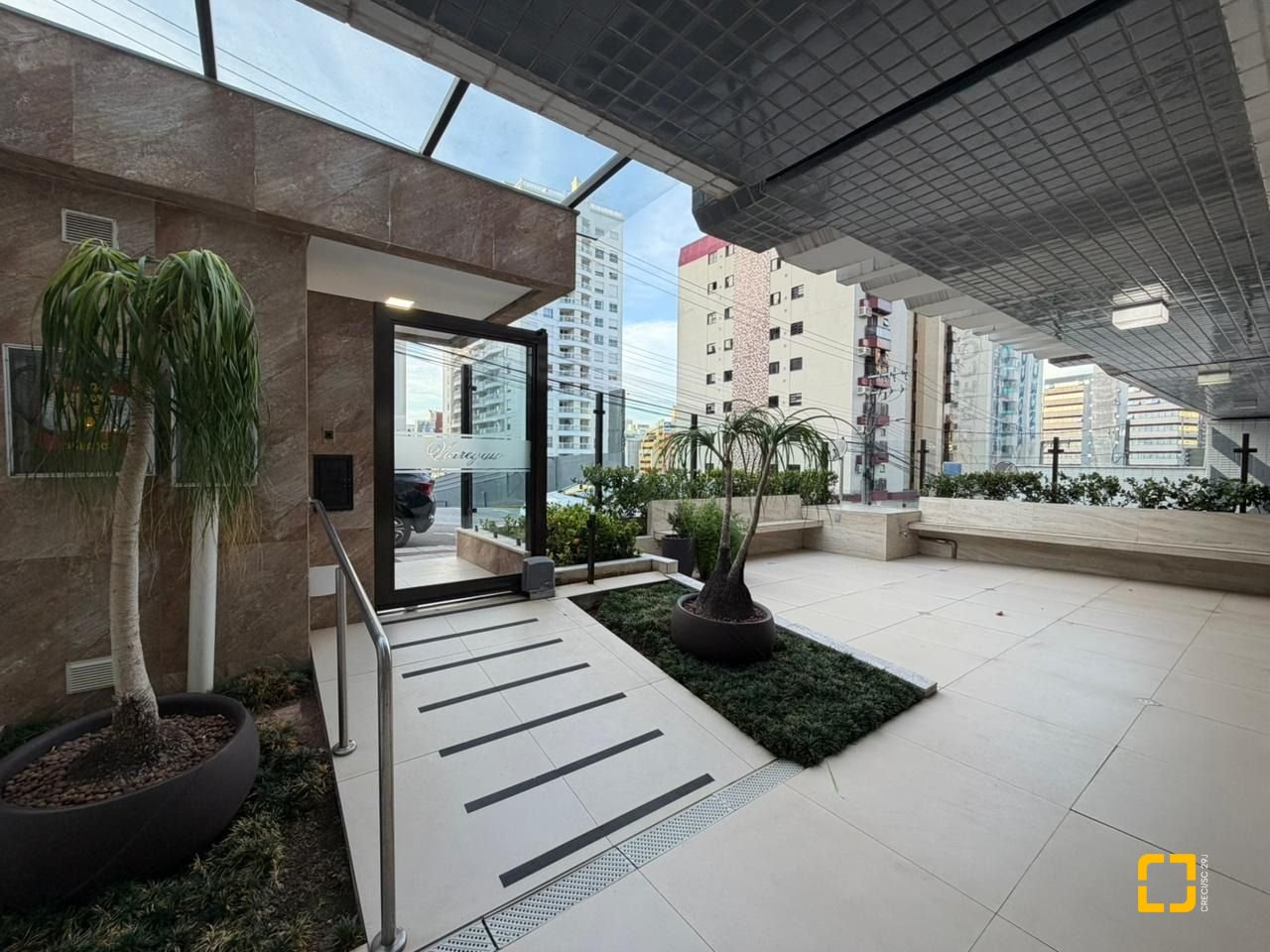Apartamento com 146m², 5 quartos (sendo 1 suíte), 2 garagens, no bairro Centro em Florianópolis