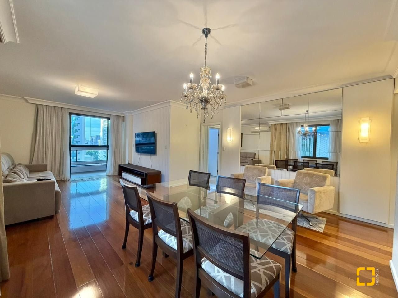 Apartamento com 146m², 5 quartos (sendo 1 suíte), 2 garagens, no bairro Centro em Florianópolis