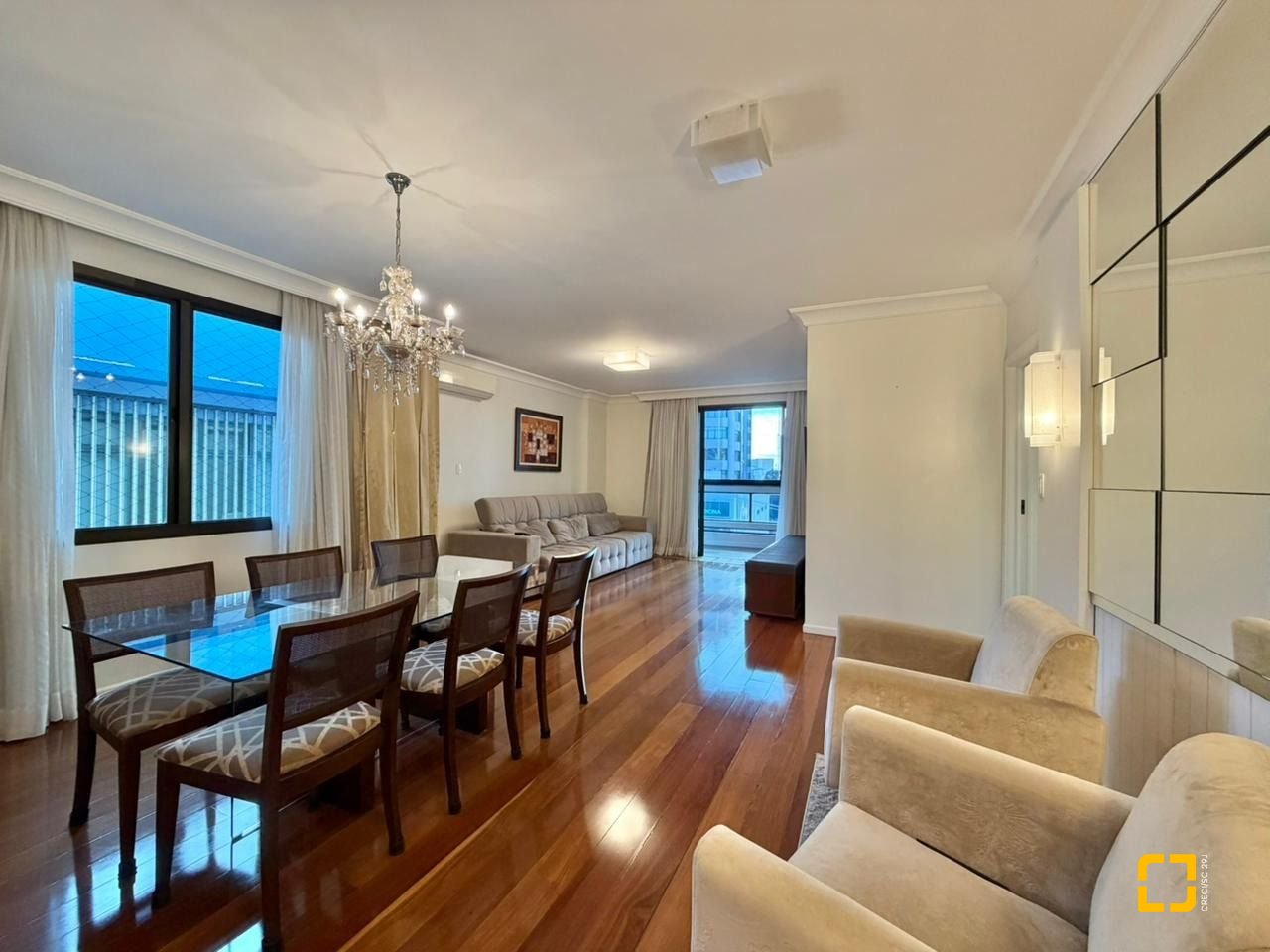 Apartamento com 146m², 5 quartos (sendo 1 suíte), 2 garagens, no bairro Centro em Florianópolis