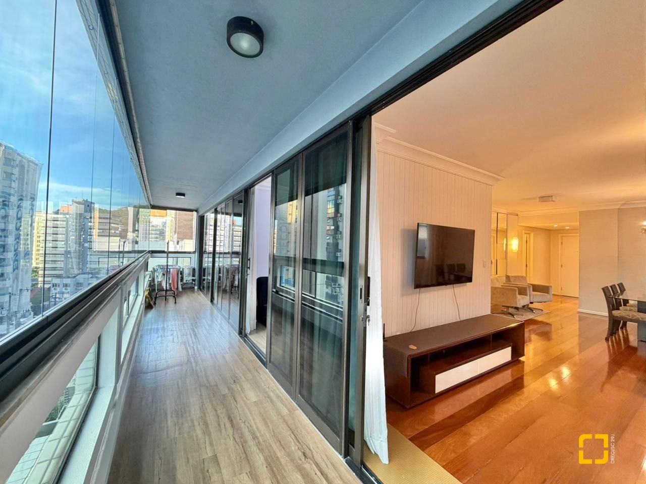 Apartamento com 146m², 5 quartos (sendo 1 suíte), 2 garagens, no bairro Centro em Florianópolis
