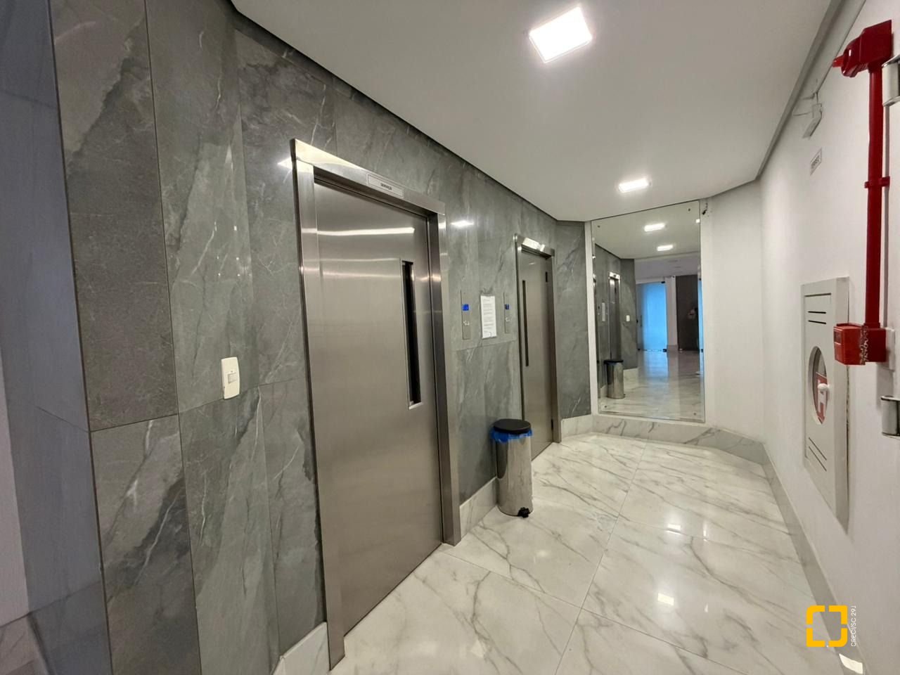 Apartamento com 146m², 5 quartos (sendo 1 suíte), 2 garagens, no bairro Centro em Florianópolis