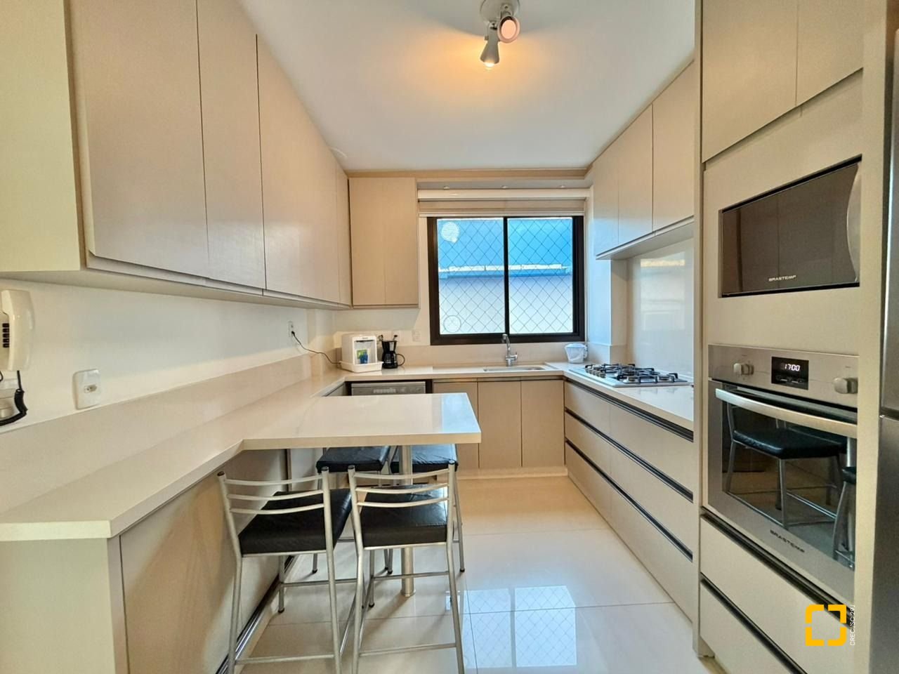 Apartamento com 146m², 5 quartos (sendo 1 suíte), 2 garagens, no bairro Centro em Florianópolis