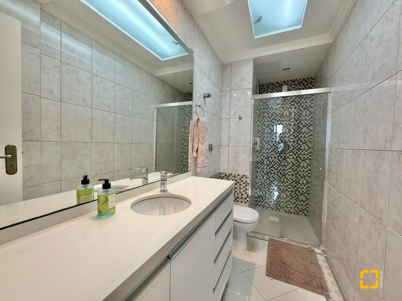 Apartamento com 146m², 5 quartos (sendo 1 suíte), 2 garagens, no bairro Centro em Florianópolis