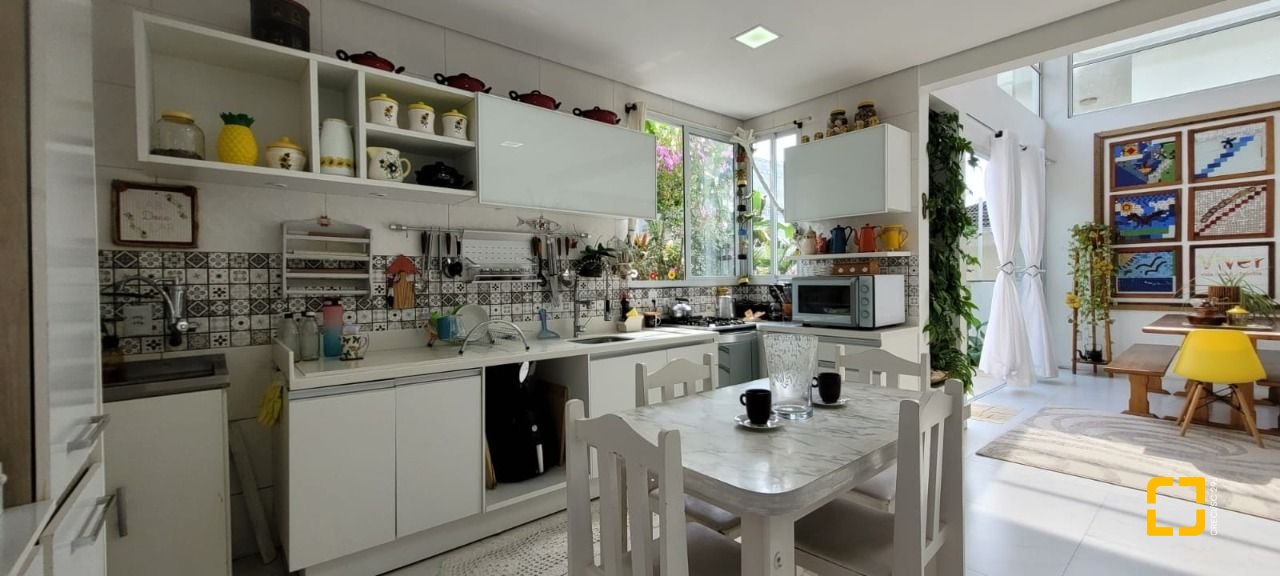 Casa com 300m², 5 quartos (sendo 1 suíte), 2 garagens, no bairro Pedra Branca em Palhoça