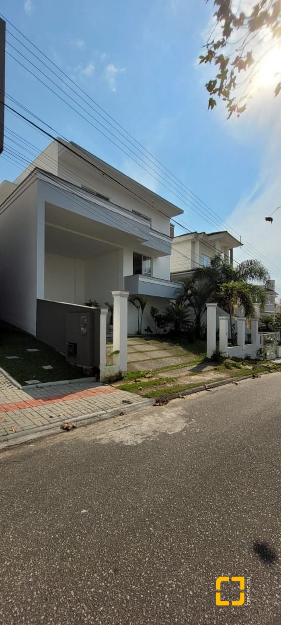 Casa com 300m², 5 quartos (sendo 1 suíte), 2 garagens, no bairro Pedra Branca em Palhoça