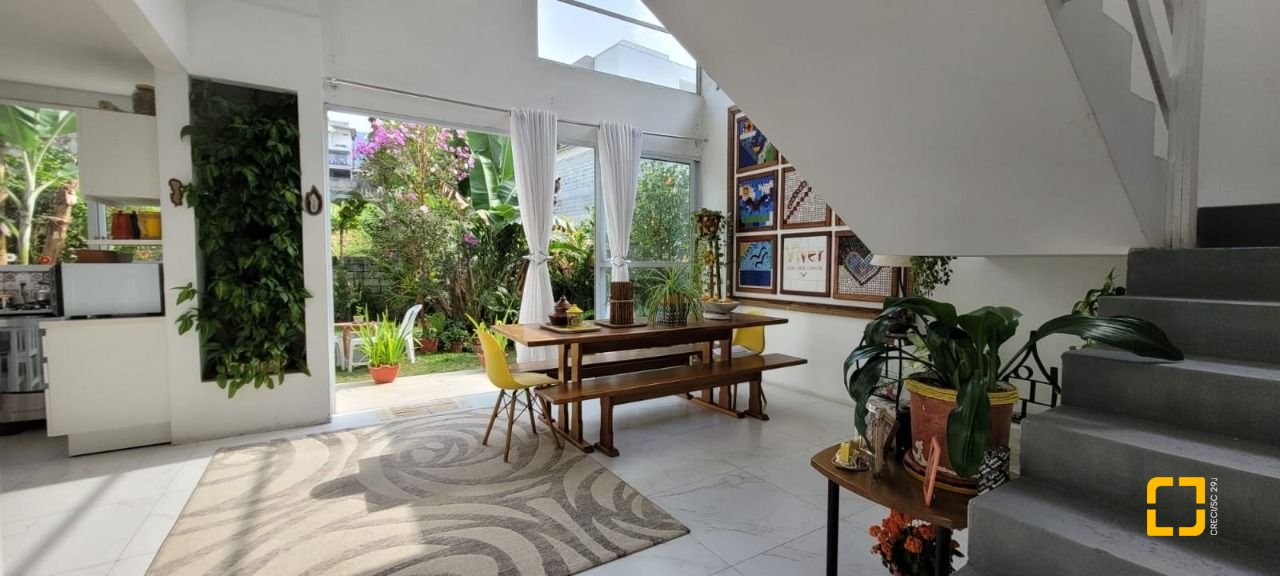 Casa com 300m², 5 quartos (sendo 1 suíte), 2 garagens, no bairro Pedra Branca em Palhoça