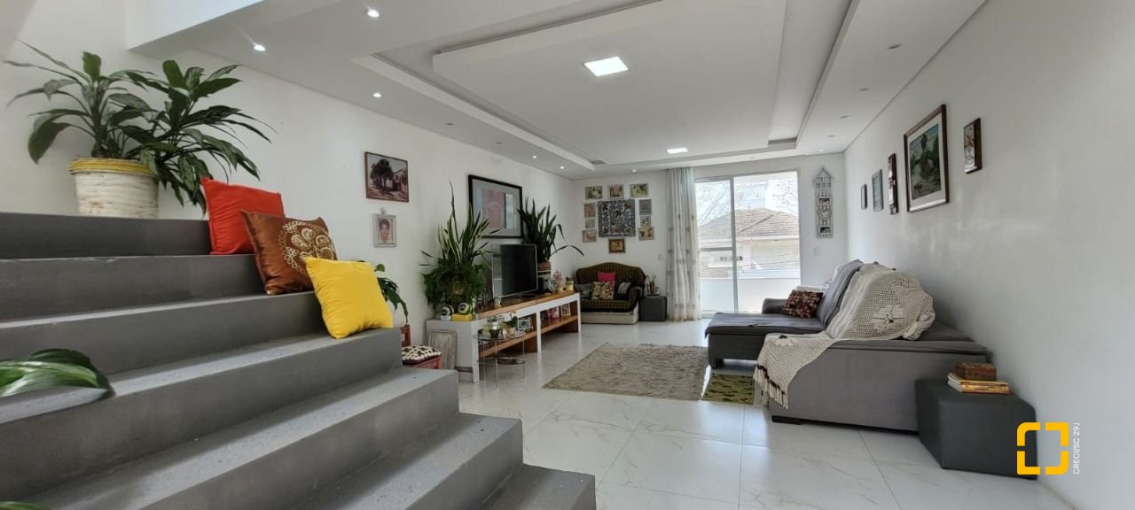 Casa com 300m², 5 quartos (sendo 1 suíte), 2 garagens, no bairro Pedra Branca em Palhoça
