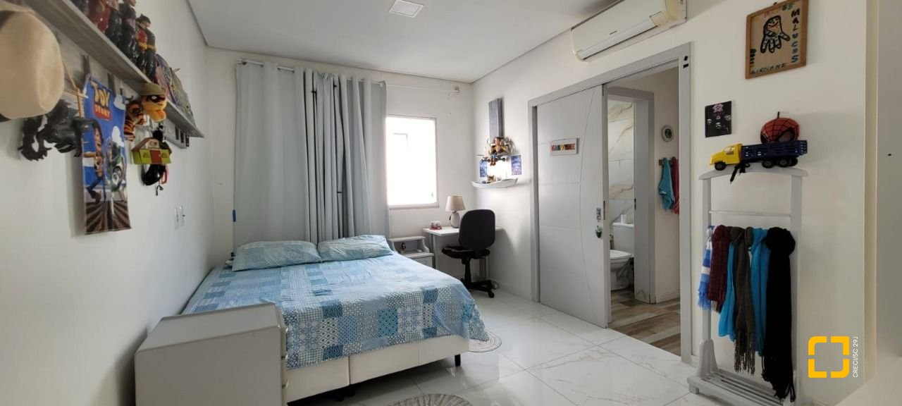 Casa com 300m², 5 quartos (sendo 1 suíte), 2 garagens, no bairro Pedra Branca em Palhoça