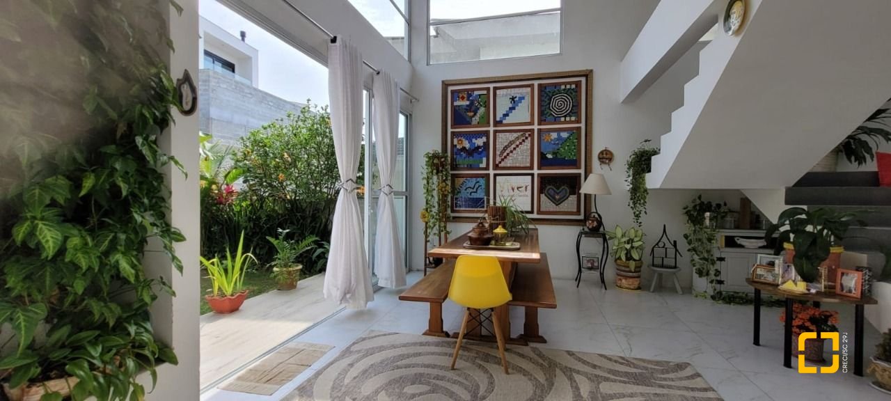 Casa com 300m², 5 quartos (sendo 1 suíte), 2 garagens, no bairro Pedra Branca em Palhoça