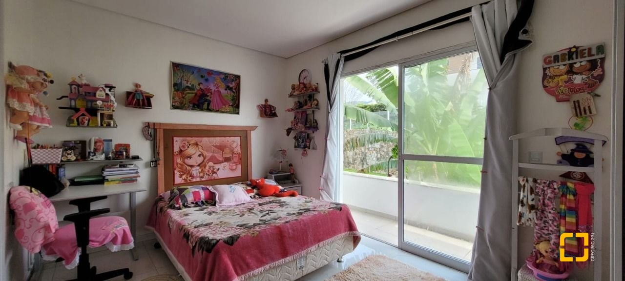 Casa com 300m², 5 quartos (sendo 1 suíte), 2 garagens, no bairro Pedra Branca em Palhoça