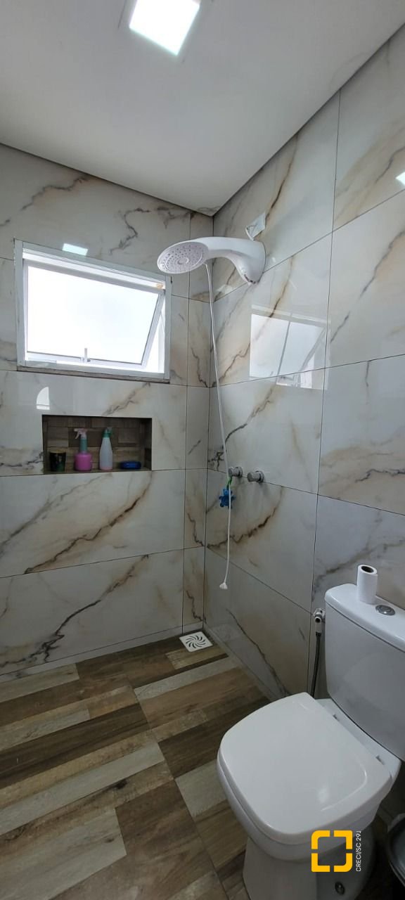 Casa com 300m², 5 quartos (sendo 1 suíte), 2 garagens, no bairro Pedra Branca em Palhoça