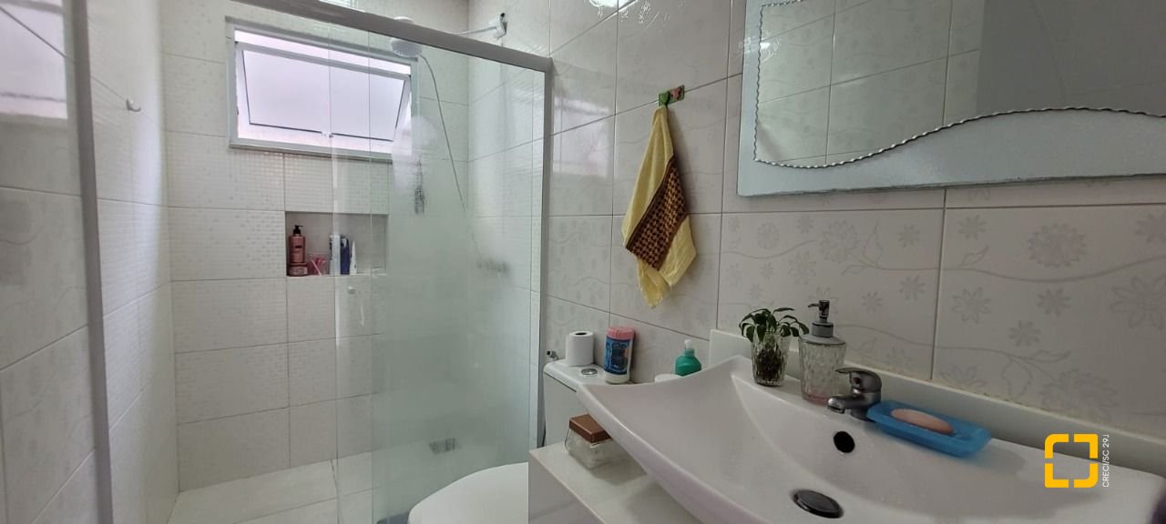 Casa com 300m², 5 quartos (sendo 1 suíte), 2 garagens, no bairro Pedra Branca em Palhoça