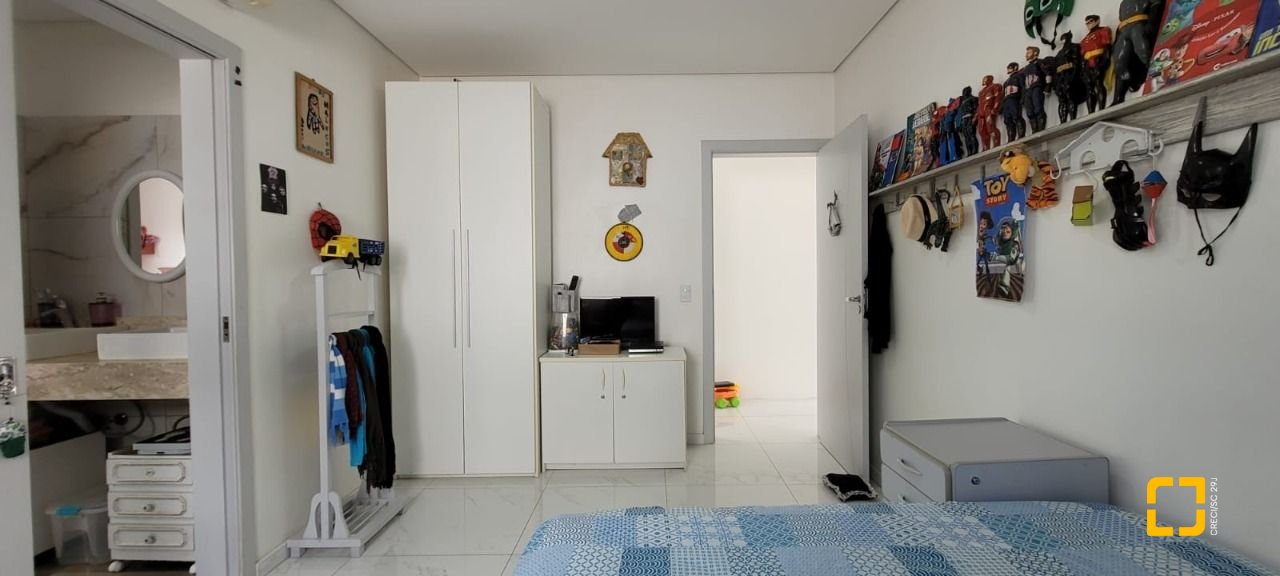 Casa com 300m², 5 quartos (sendo 1 suíte), 2 garagens, no bairro Pedra Branca em Palhoça