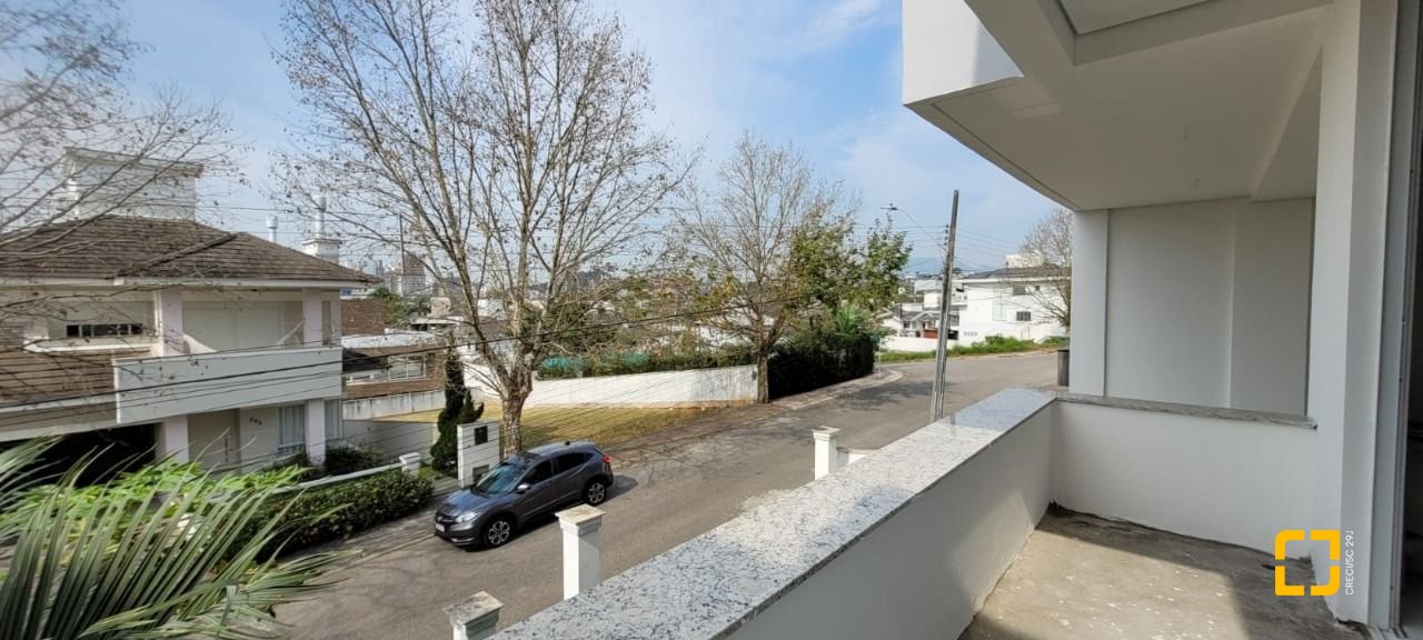 Casa com 300m², 5 quartos (sendo 1 suíte), 2 garagens, no bairro Pedra Branca em Palhoça