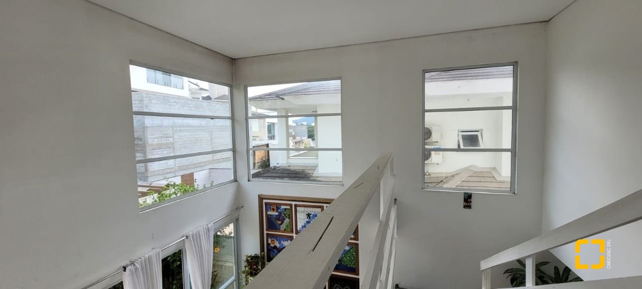 Casa com 300m², 5 quartos (sendo 1 suíte), 2 garagens, no bairro Pedra Branca em Palhoça