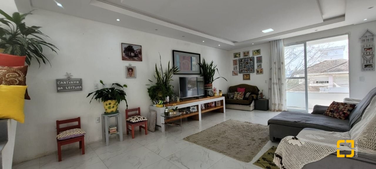 Casa com 300m², 5 quartos (sendo 1 suíte), 2 garagens, no bairro Pedra Branca em Palhoça