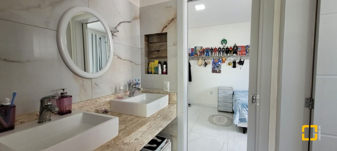 Casa com 300m², 5 quartos (sendo 1 suíte), 2 garagens, no bairro Pedra Branca em Palhoça