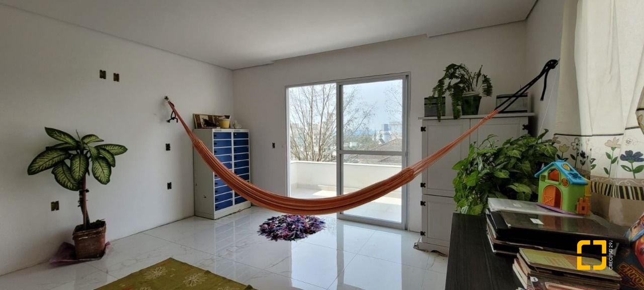 Casa com 300m², 5 quartos (sendo 1 suíte), 2 garagens, no bairro Pedra Branca em Palhoça