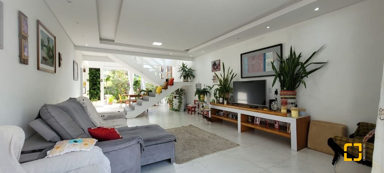 Casa com 300m², 5 quartos (sendo 1 suíte), 2 garagens, no bairro Pedra Branca em Palhoça