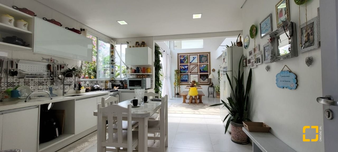 Casa com 300m², 4 quartos (sendo 1 suíte), 2 garagens, no bairro Pedra Branca em Palhoça