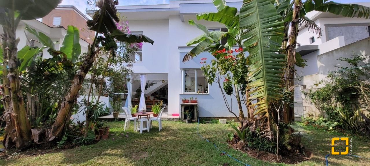 Casa com 300m², 4 quartos (sendo 1 suíte), 2 garagens, no bairro Pedra Branca em Palhoça