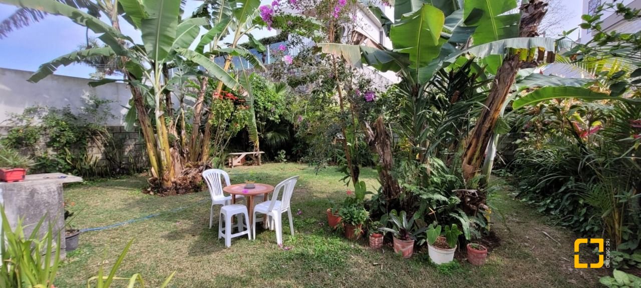 Casa com 300m², 4 quartos (sendo 1 suíte), 2 garagens, no bairro Pedra Branca em Palhoça