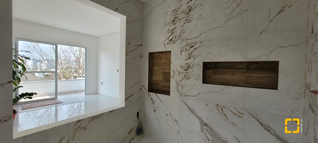 Casa com 300m², 4 quartos (sendo 1 suíte), 2 garagens, no bairro Pedra Branca em Palhoça