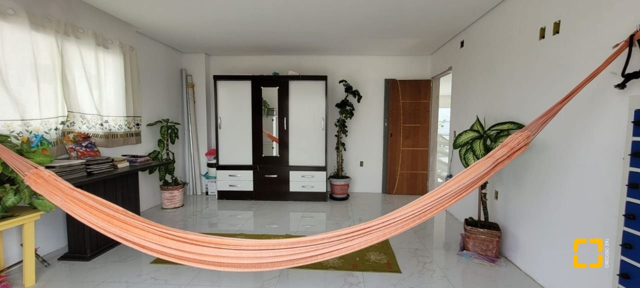 Casa com 300m², 4 quartos (sendo 1 suíte), 2 garagens, no bairro Pedra Branca em Palhoça