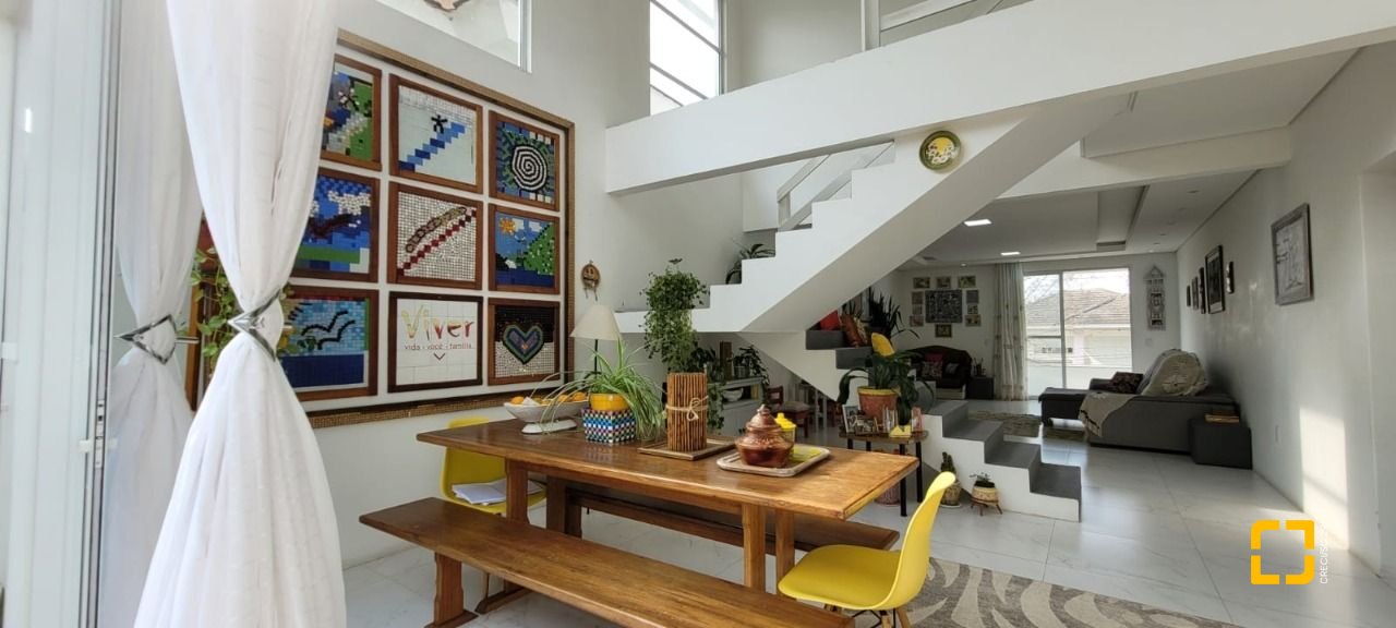 Casa com 300m², 5 quartos (sendo 1 suíte), 2 garagens, no bairro Pedra Branca em Palhoça