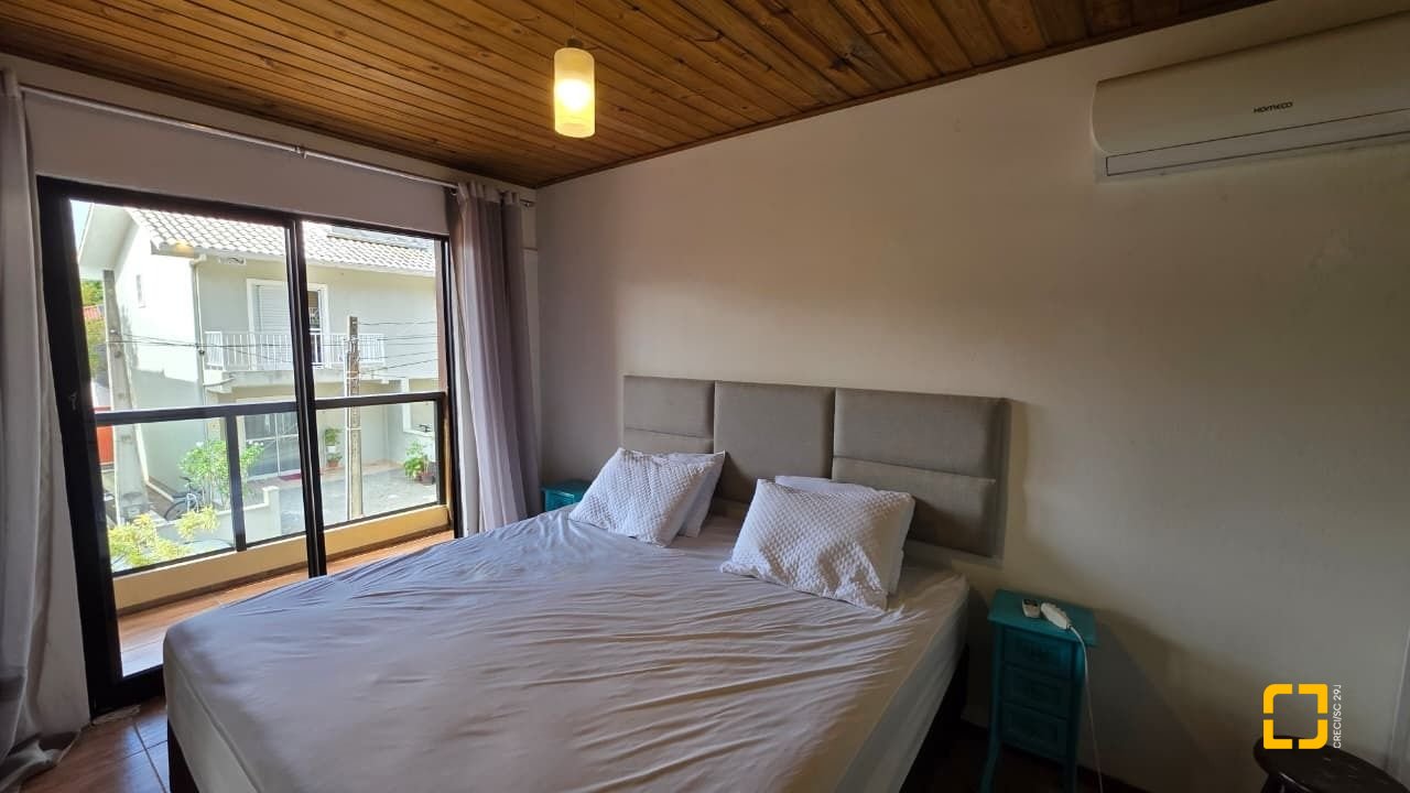 Casa com 100m², 3 quartos, 2 garagens, no bairro Campeche em Florianópolis
