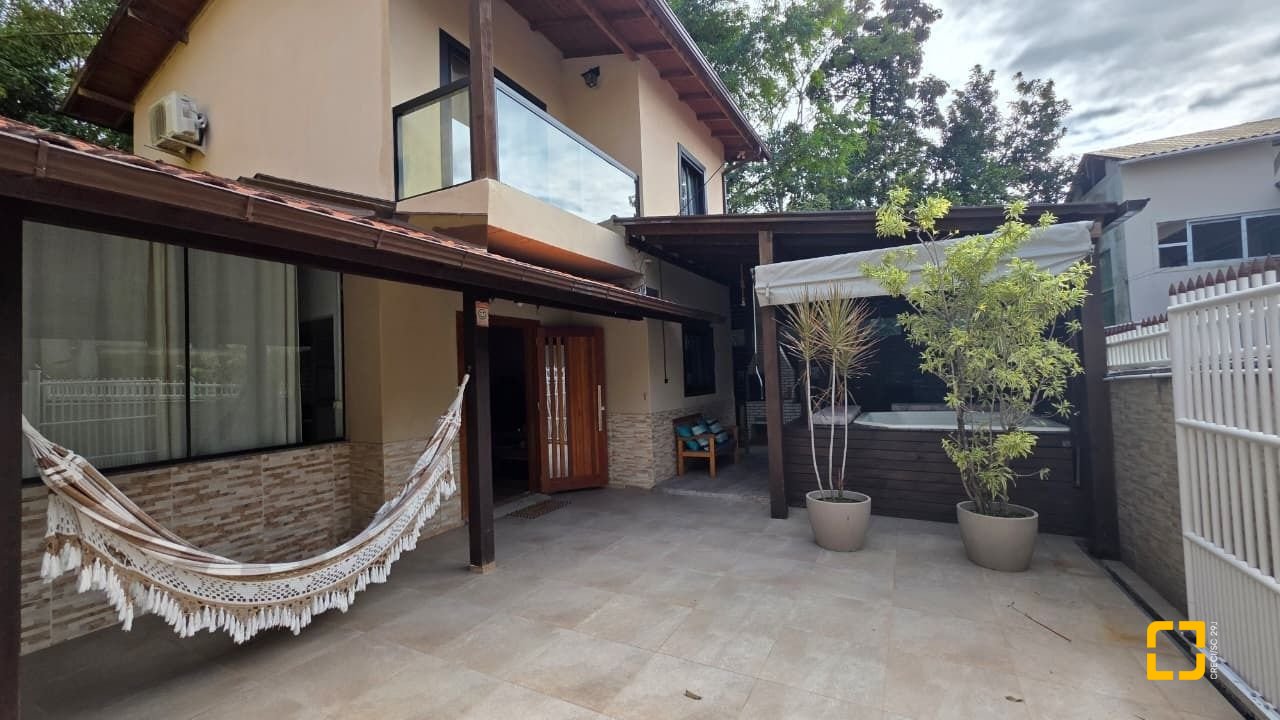 Casa com 100m², 3 quartos, 2 garagens, no bairro Campeche em Florianópolis